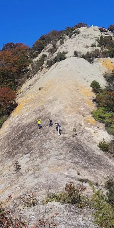 紅山を遠目から