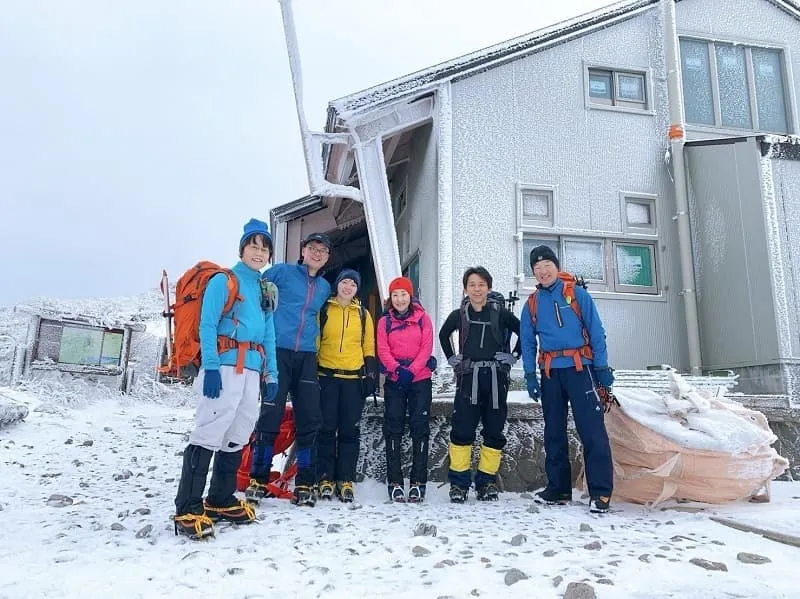 この先は立ち入り禁止の看板があり、避難小屋が本日の最高地点です