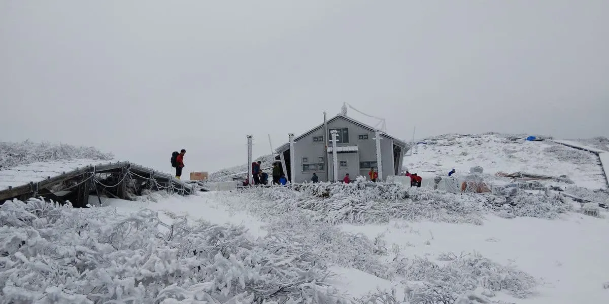 山頂避難小屋は鉄骨を残してのリニューアルなので形は同じですが、遠目にもきれいですね