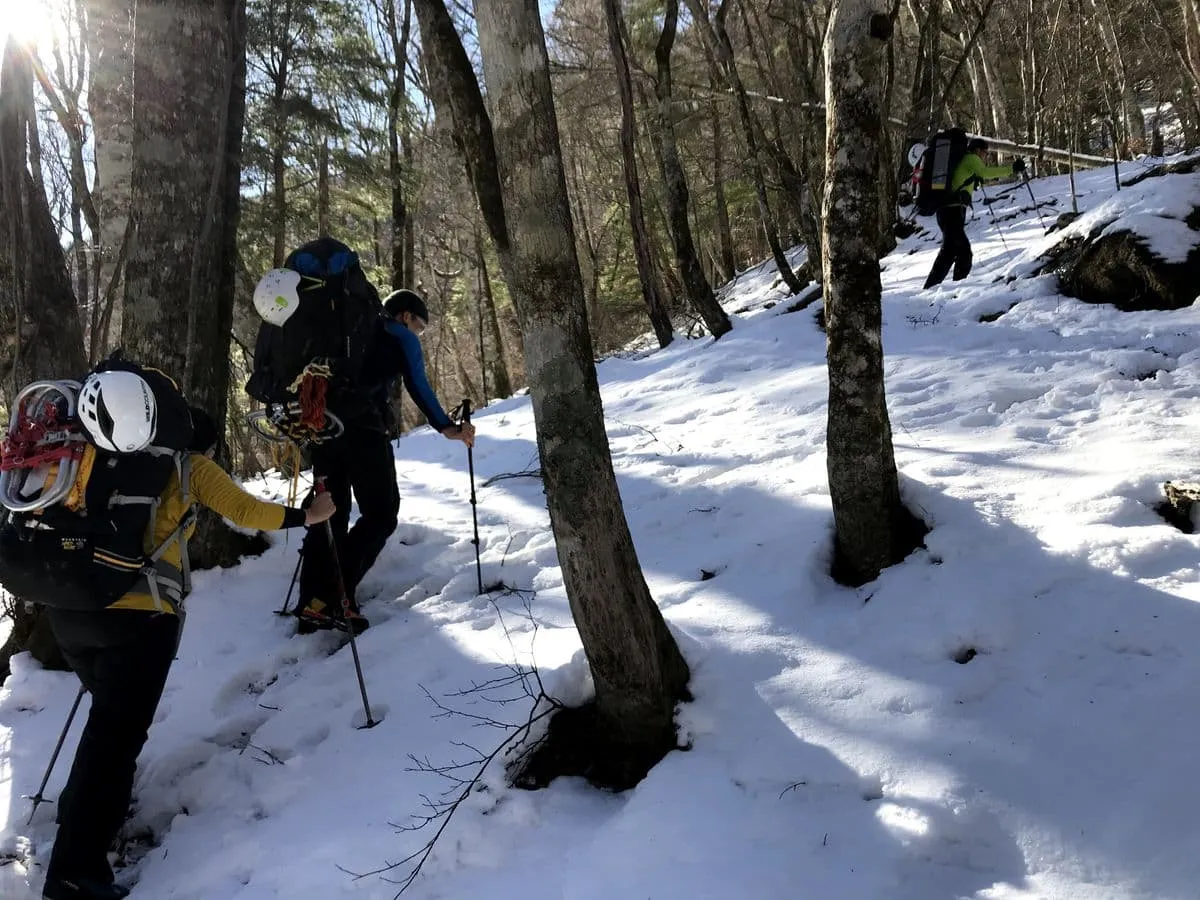 重荷を背負って急登を進んでいく