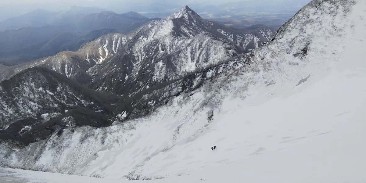 主稜線をつめる上田夫妻