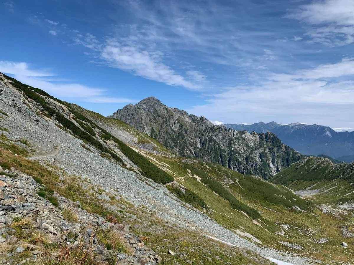 剱御前の脇から顔を出す剱岳