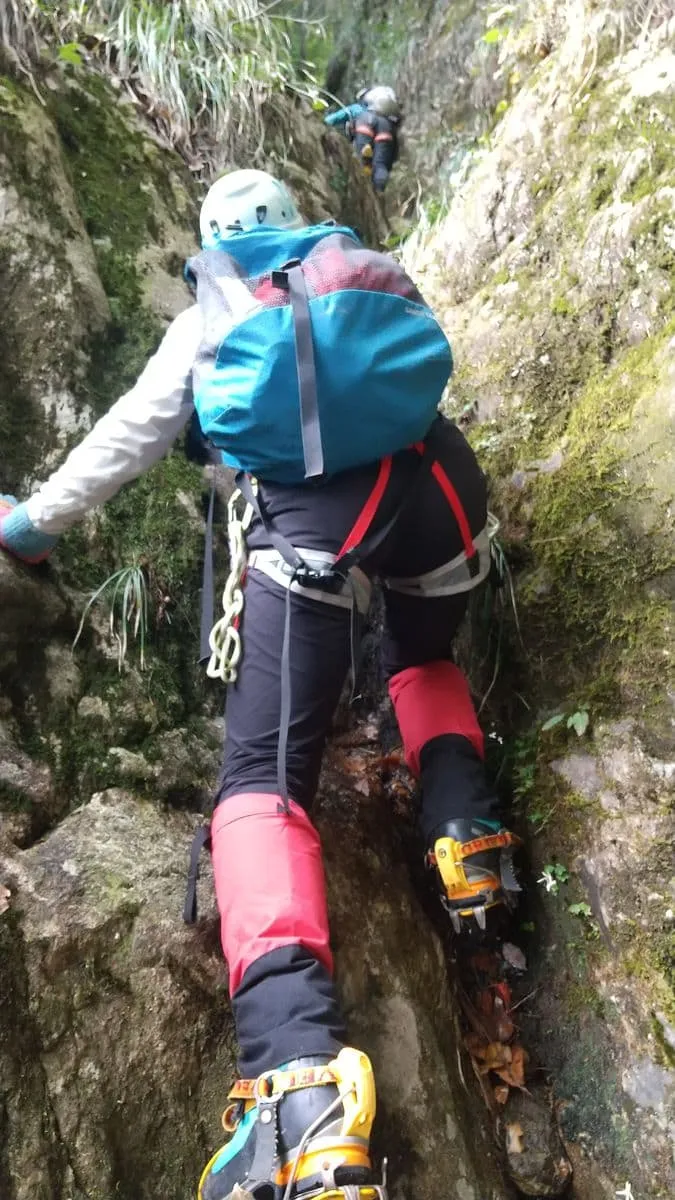 蝙蝠沢を登る塚本、上田