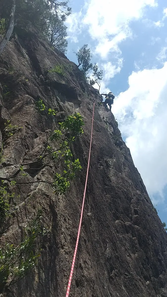 すべり台を登攀中の足立さん