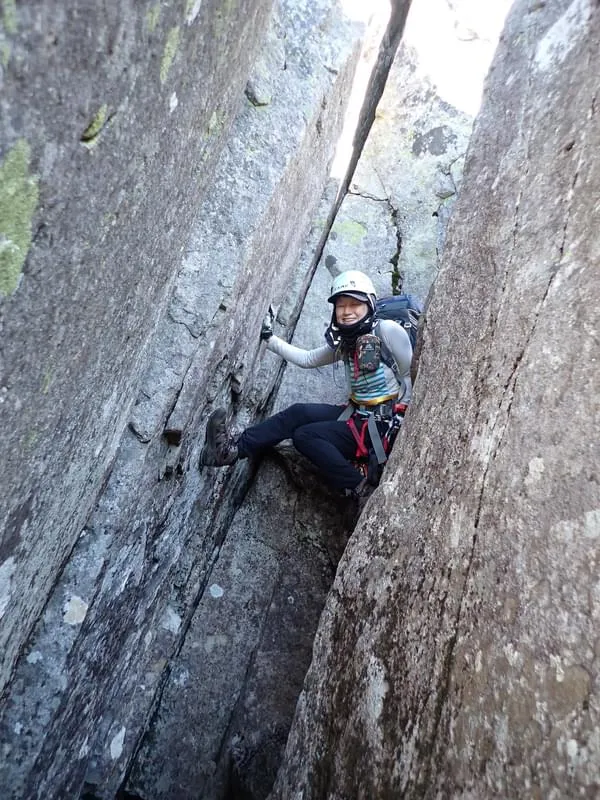 トリコニーI峰のチムニーを登る塚本さん