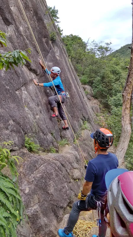 妙号岩でクライミング練習