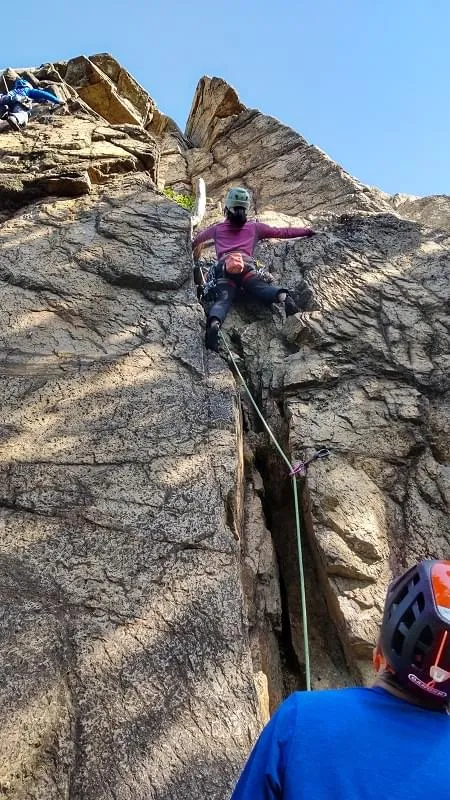 中央稜下部南面のクラックをカムを使ってリードする塚本さん