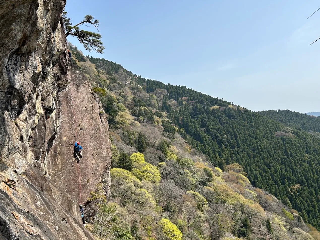 すべり台をユマールで登る杉田さん