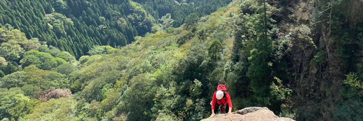 雪彦山の地蔵岳東稜を登るメンバー