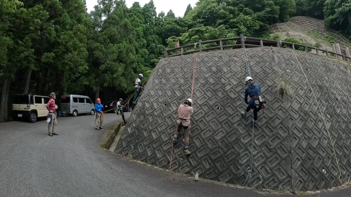 懸垂下降の練習風景