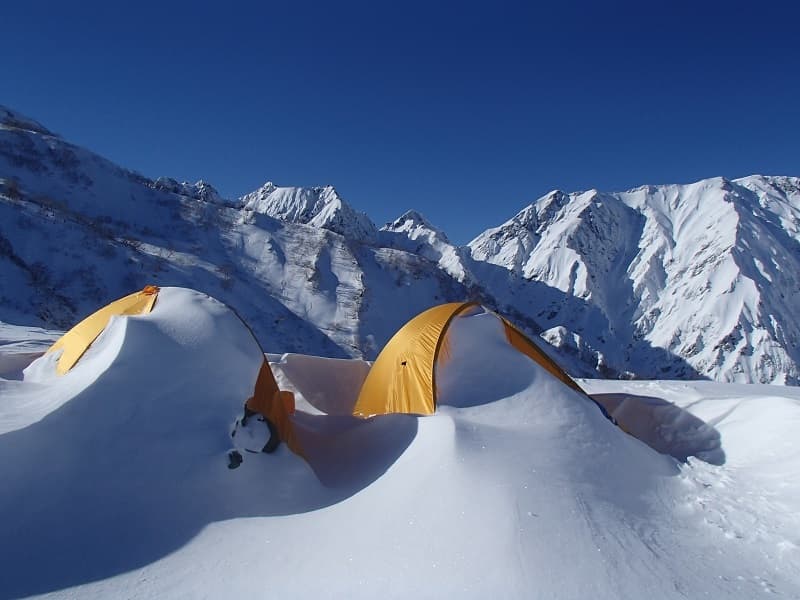 再び雪に埋もれるテント