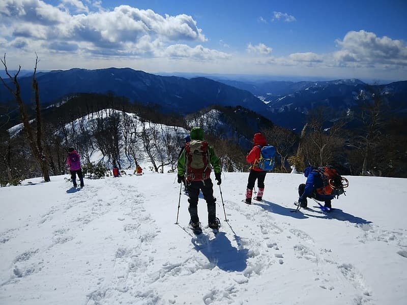 雪の斜面を自由に歩いて竹呂山に向かいます