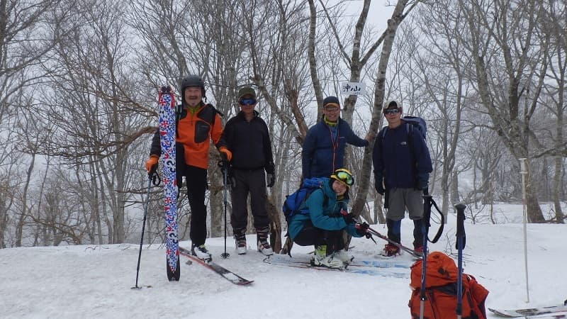 スキー隊と足の速い稲田さんで記念撮影